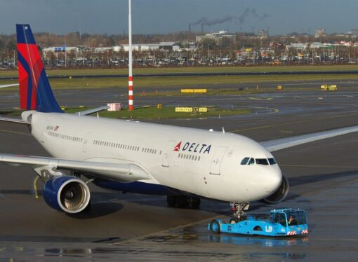 Delta Air Lines Suspends Hot Meal Service Amid Food Safety Concerns