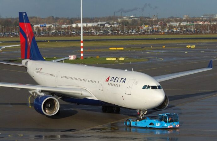 Delta Air Lines Suspends Hot Meal Service Amid Food Safety Concerns