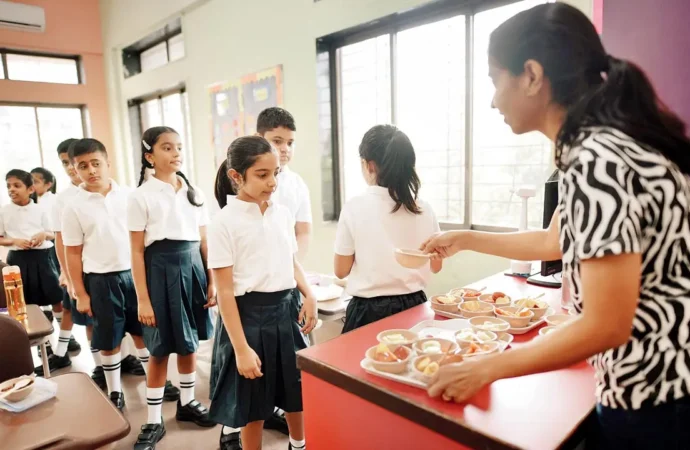 Maharashtra Issues SOP to Tackle Mid-Day Meal Food Poisoning