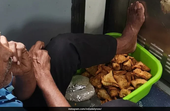 Railway Samosa Vendor Caught in Unhygienic Conditions, Sparks Outrage